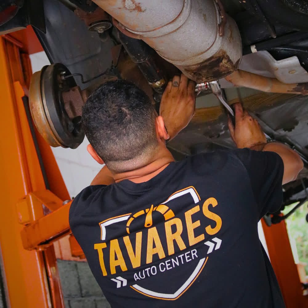 Mecânico Tavares Auto Center trabalhando no elevador